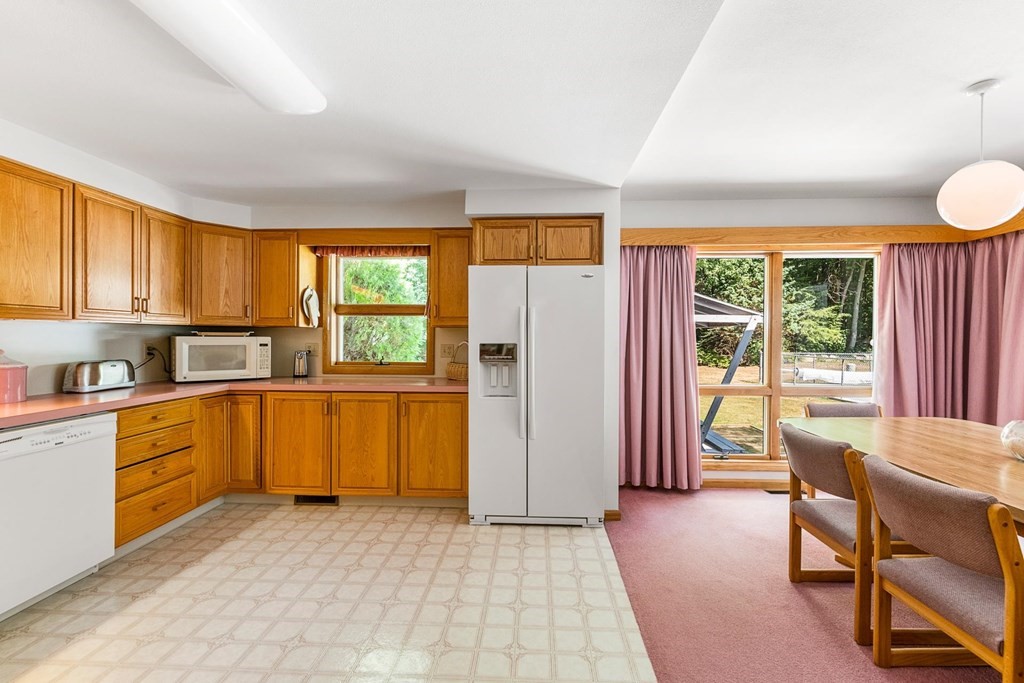 16 Meadowbrook Road Derry, NH 03038 - Photo 11 of 40