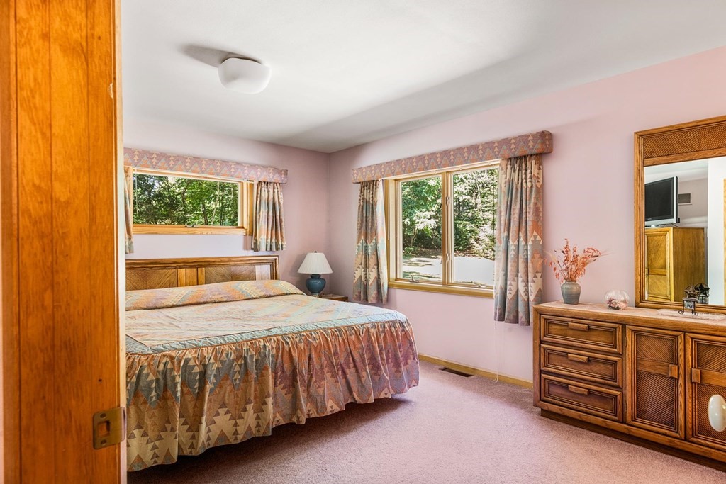 16 Meadowbrook Road Derry, NH 03038 - Photo 27 of 40