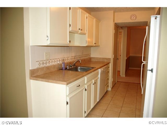 1505 Regency Woods Road, Unit 101 101 Henrico, VA 23238 - Photo 5 of 12 Kitchen - Kitchen with ceramic tile floor--all appliances convey