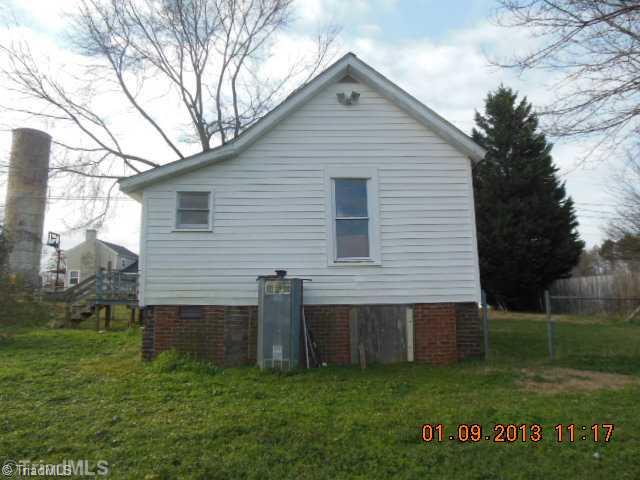 2111 Carolina Road Burlington, NC 27217 - Photo 8 of 9 Exterior Back.