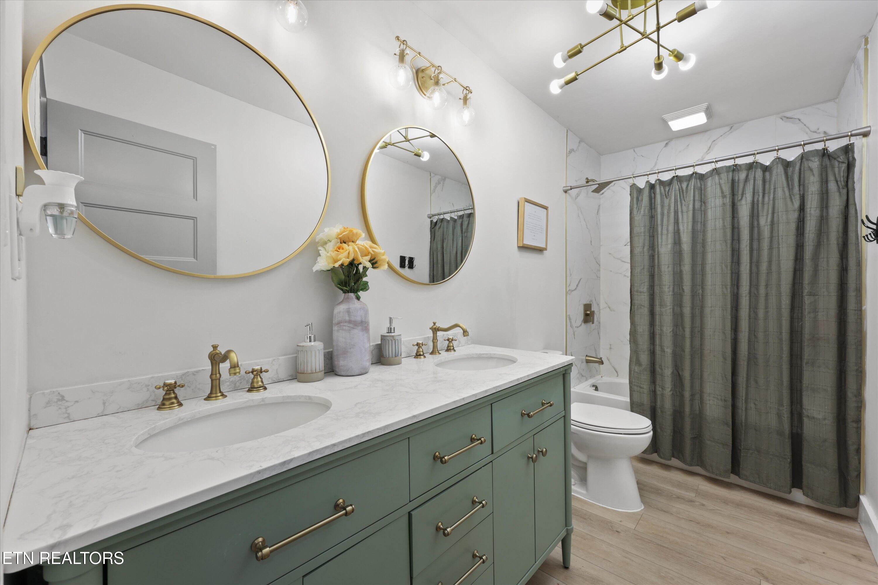 2597 River Road Kingston, TN 37763 - Photo 23 of 34 Bathroom 2