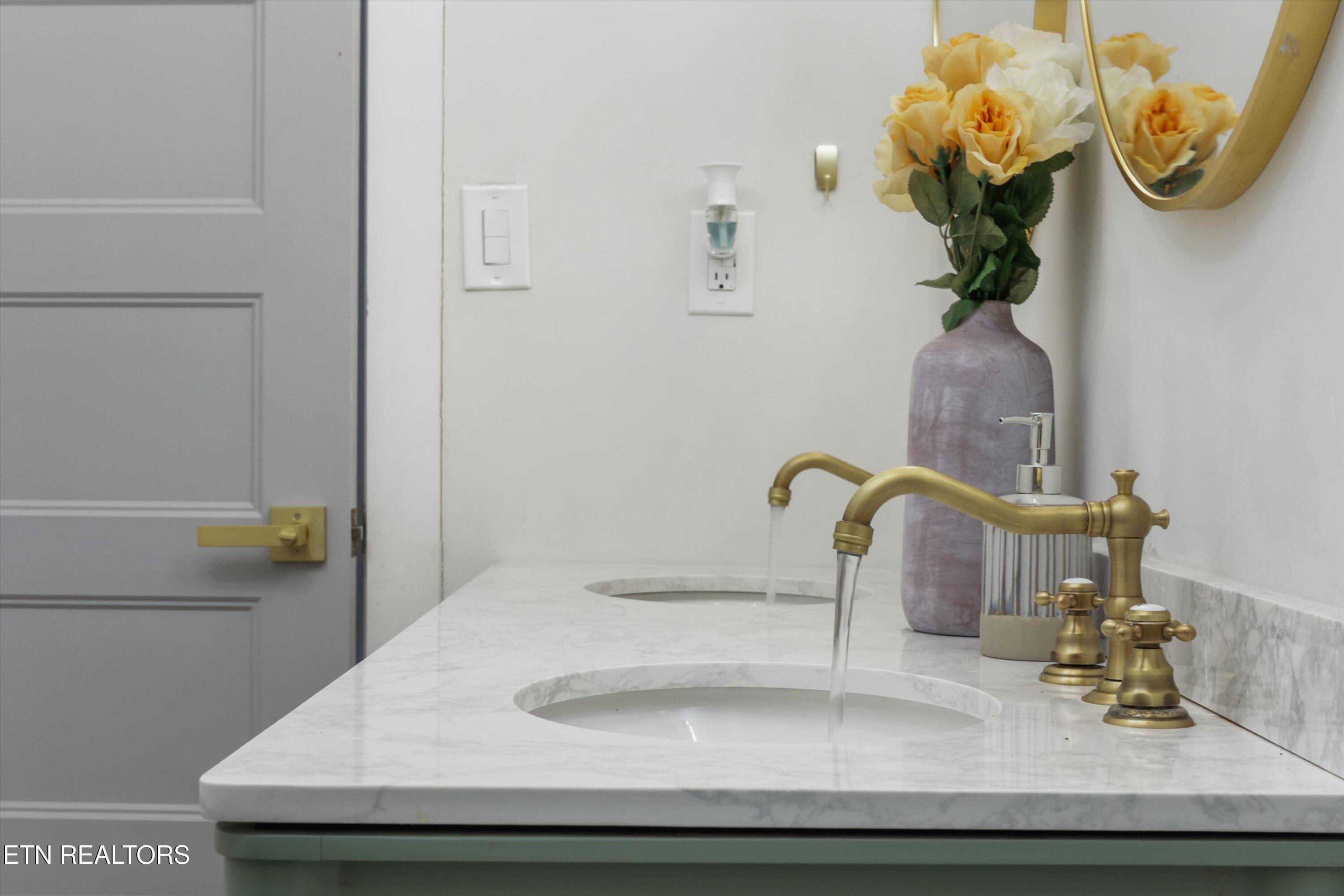 2597 River Road Kingston, TN 37763 - Photo 24 of 34 Bathroom 2