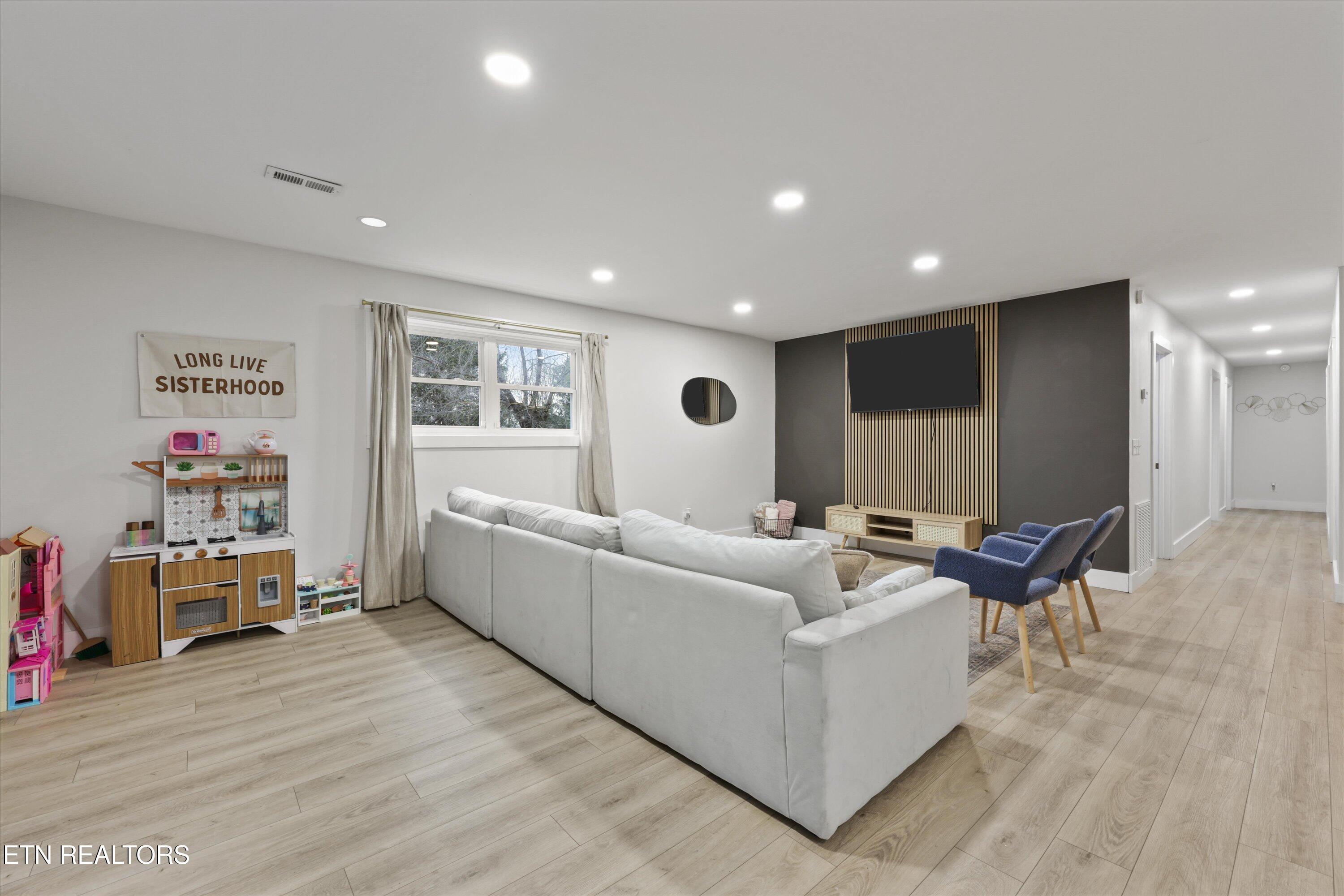 2597 River Road Kingston, TN 37763 - Photo 5 of 34 Living Room