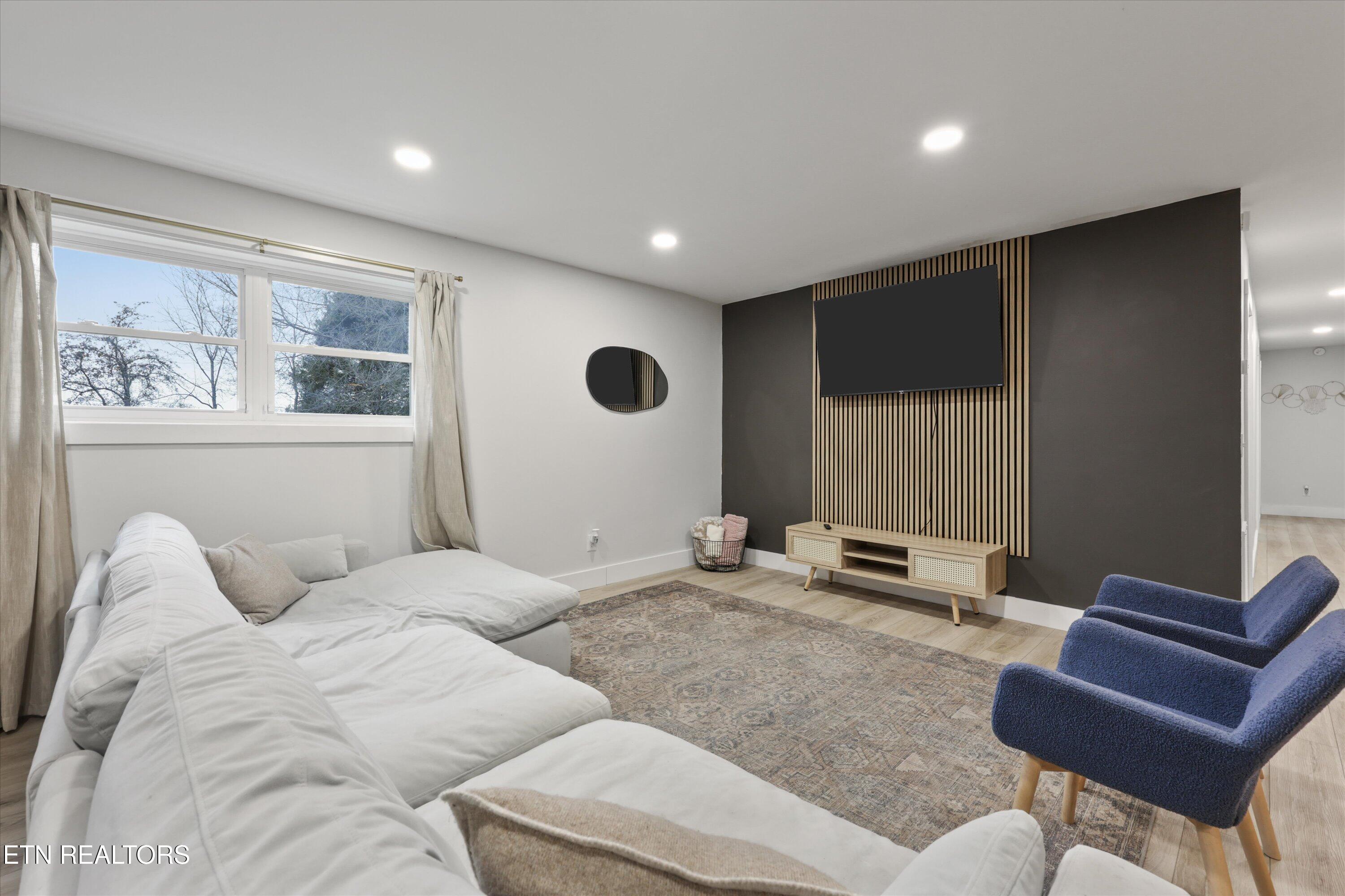 2597 River Road Kingston, TN 37763 - Photo 6 of 34 Living Room