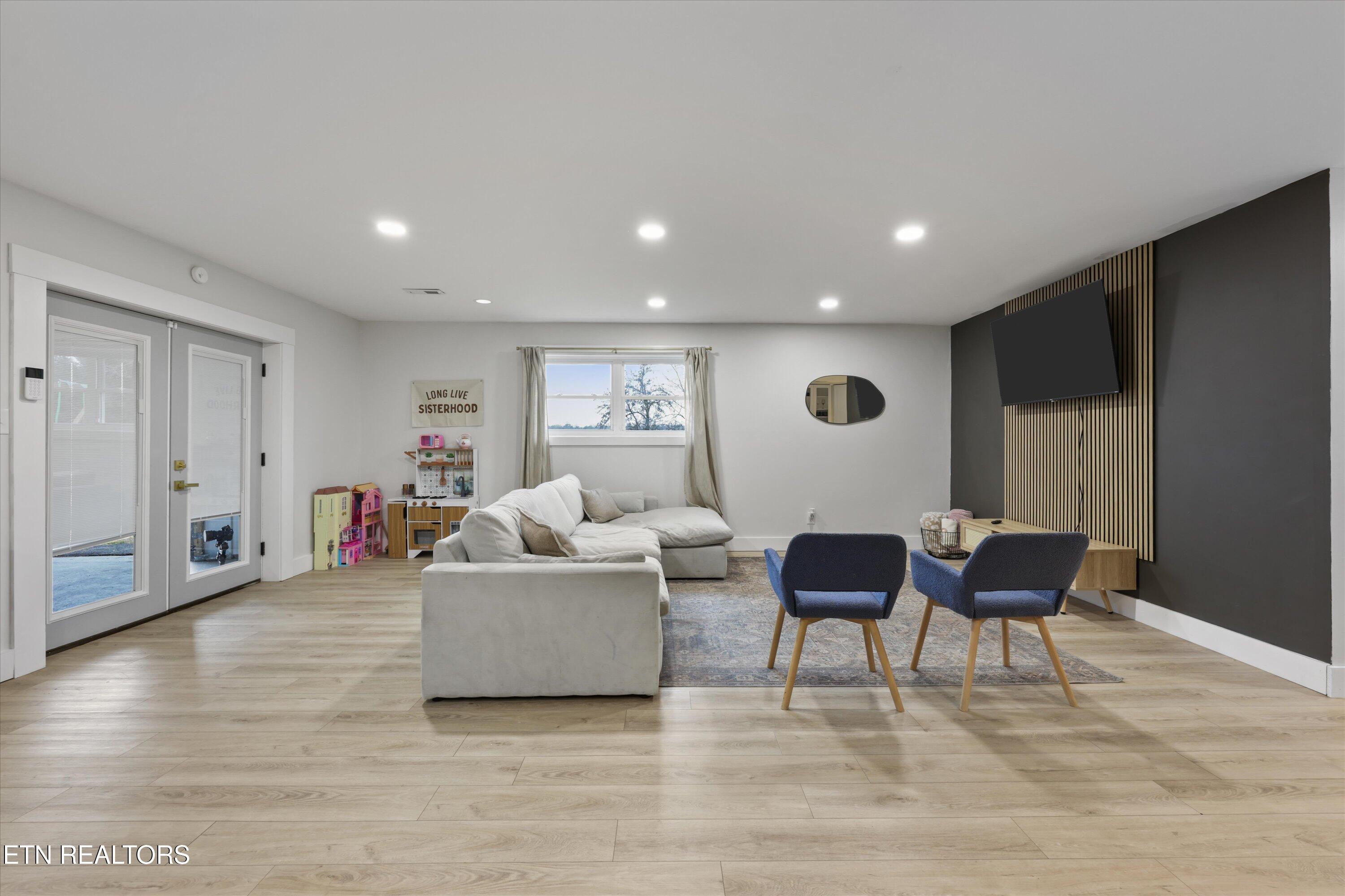 2597 River Road Kingston, TN 37763 - Photo 7 of 34 Living Room