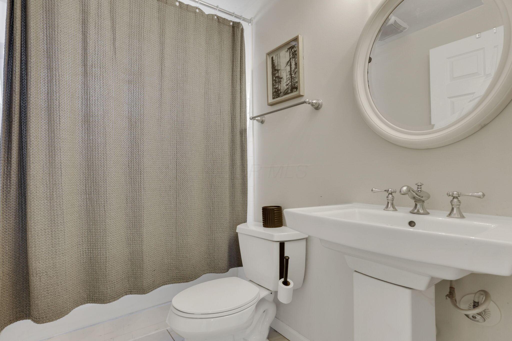 6221 Bader Road Westerville, OH 43081 - Photo 26 of 63 2nd Bathroom