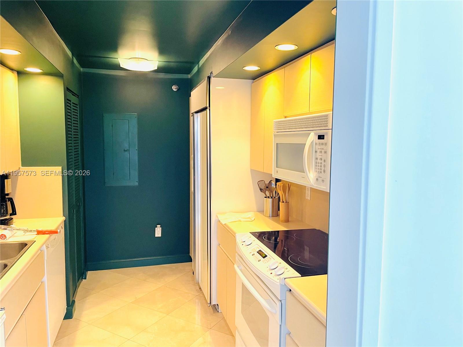 151 Southeast 15th Road, Unit 2503 Miami, FL 33131 - Photo 18 of 38