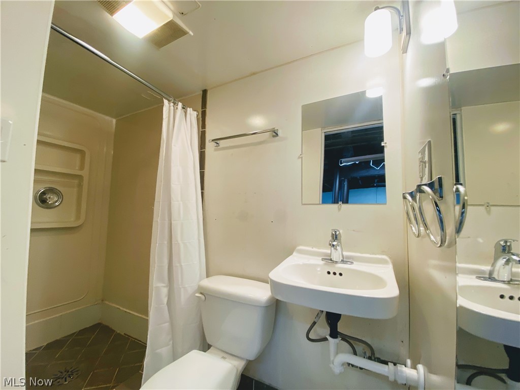 3306 Yorkshire Road Cleveland, OH 44118 - Photo 13 of 13 Bathroom 2