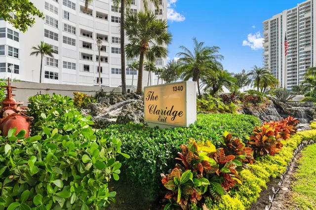 a sign that is sitting in front of a building