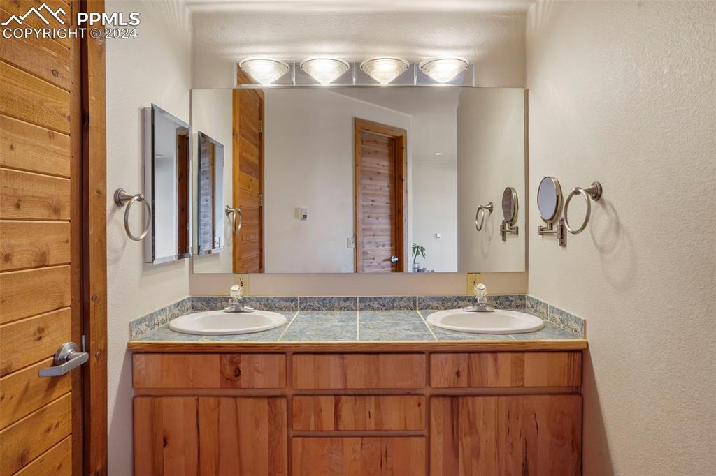 915 Oak Ridge Road Manitou Springs, CO 80829 - Photo 20 of 50 a bathroom with a sink and a mirror