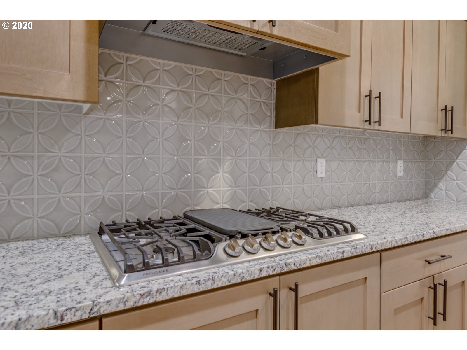8524 North 1st Street, Unit LT96 Ridgefield, WA 98642 - Photo 20 of 32 a kitchen with a stove and a cabinets
