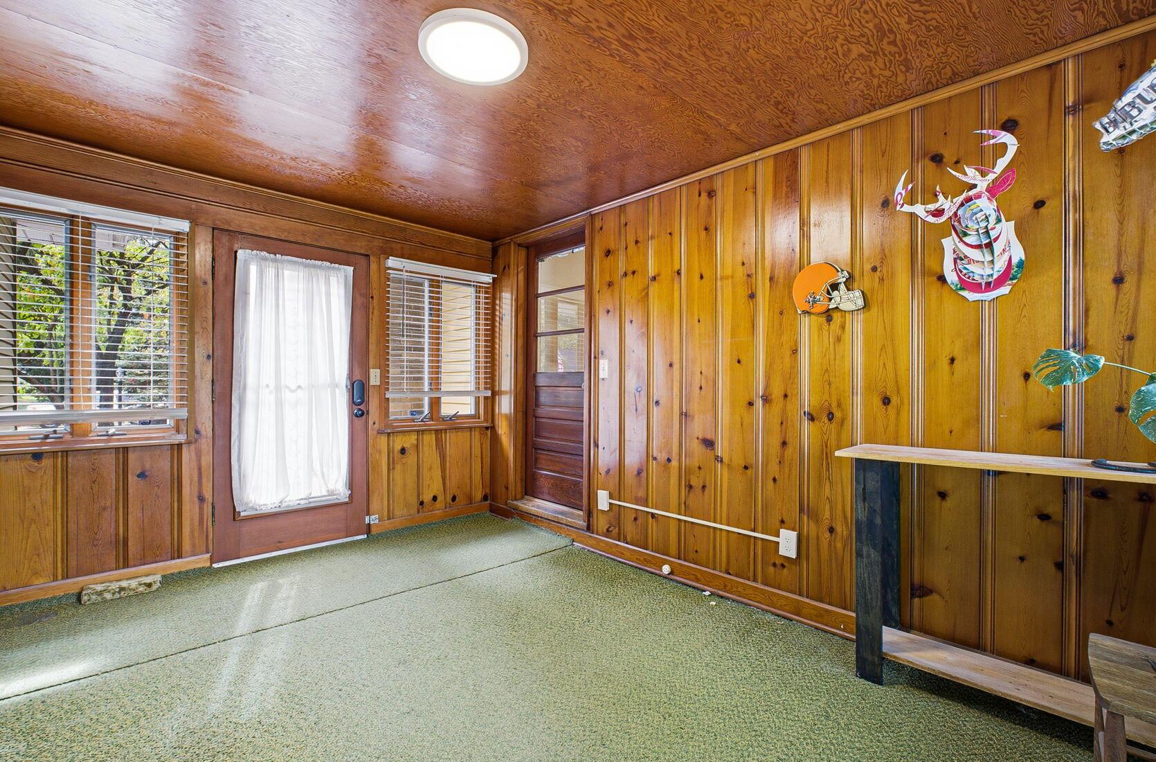 2620 Wildwood Road Columbus, OH 43231 - Photo 35 of 39 Large Mudroom Area