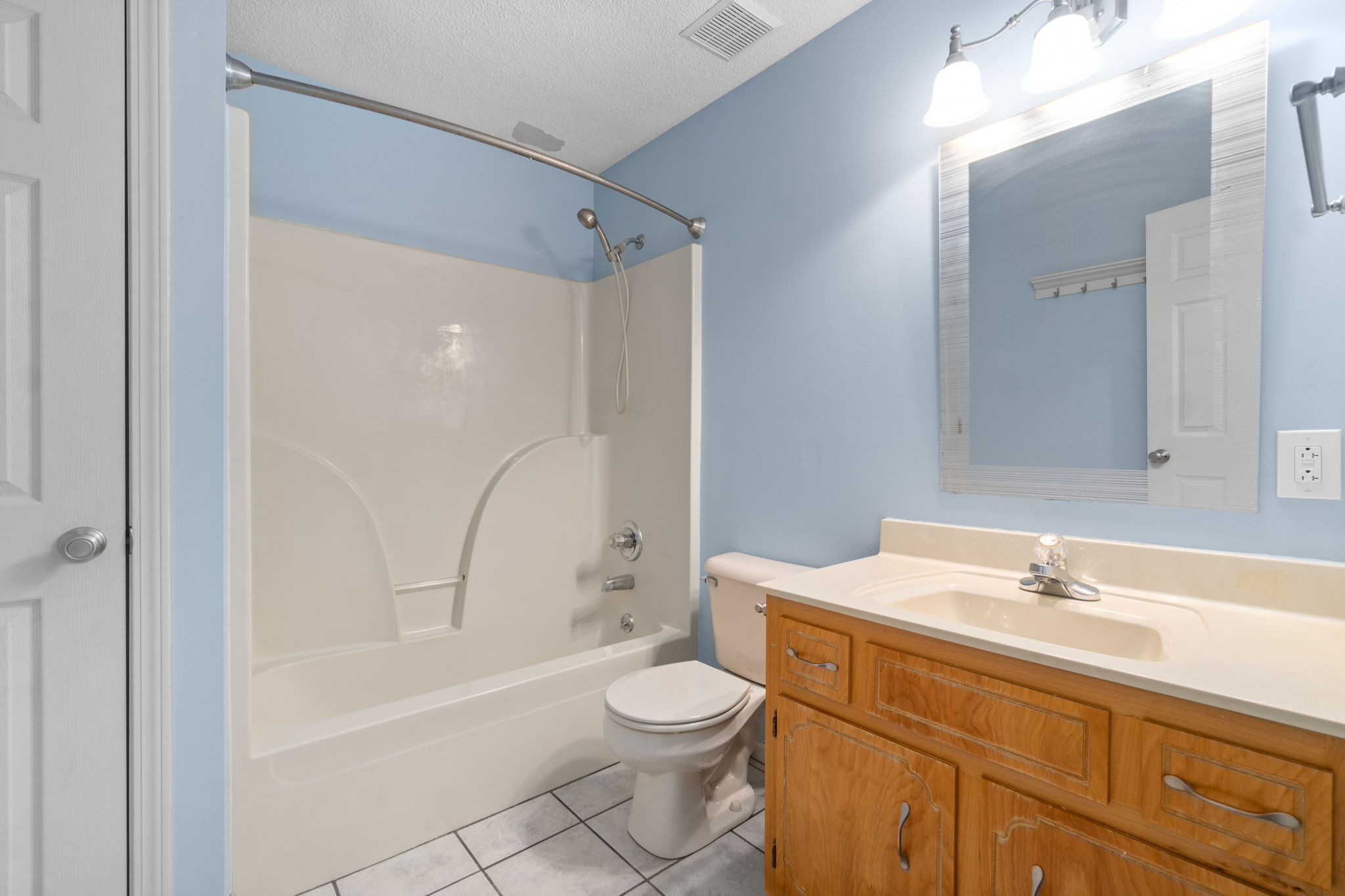 3315 Lylewood Road Woodlawn, TN 37191 - Photo 21 of 39 a bathroom with a sink a toilet and a bathtub