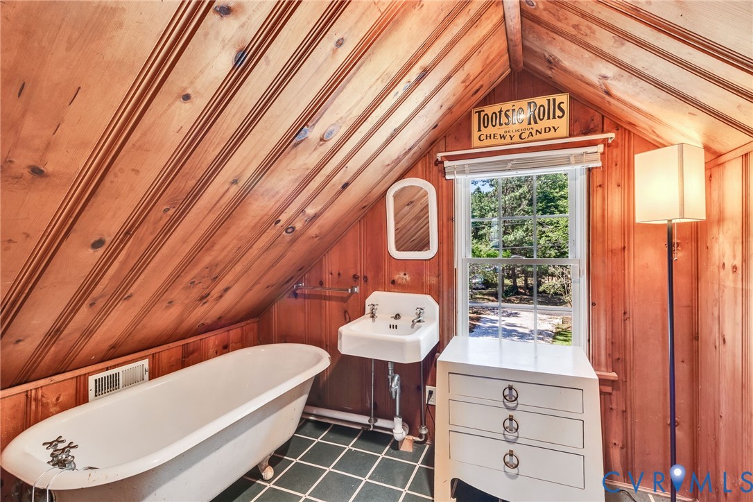 3022 Skipjack Road Kinsale, VA 22488 - Photo 32 of 57 Second floor bath - could be enlarged. Storage clo