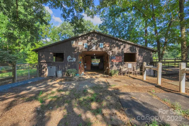 a view of a house with backyard and porch