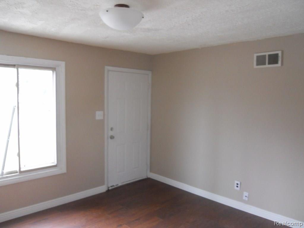 22739 Middlebelt Road Farmington, MI 48336 - Photo 4 of 11