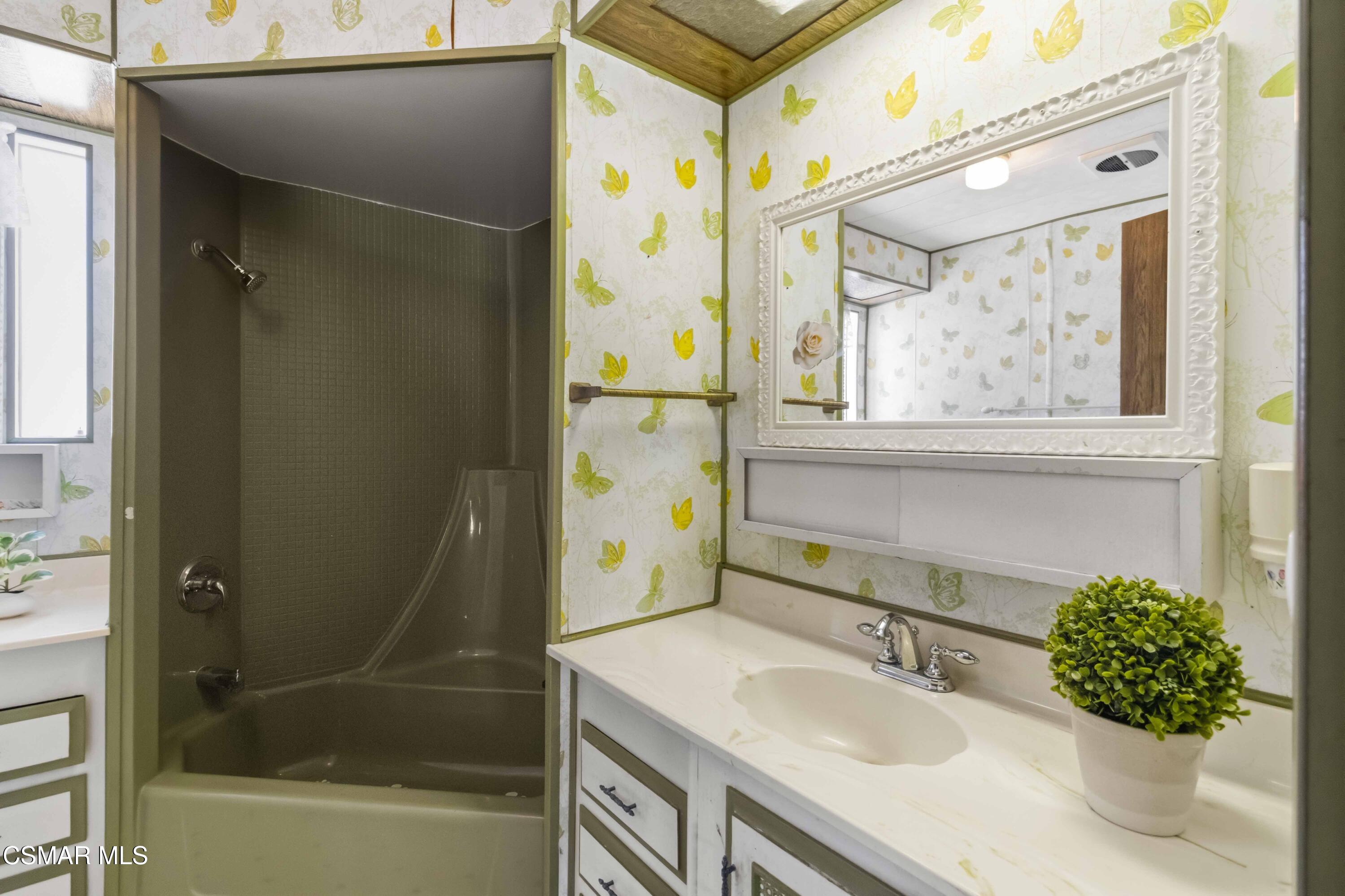 195 Tierra Rejada Road, Unit 201 Simi Valley, CA 93065 - Photo 32 of 50 0041