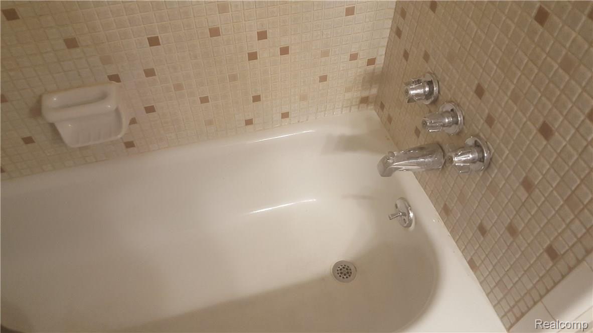 29233 Hayes Road, Unit 2 Warren, MI 48088 - Photo 9 of 17 20180717_150615.jpg