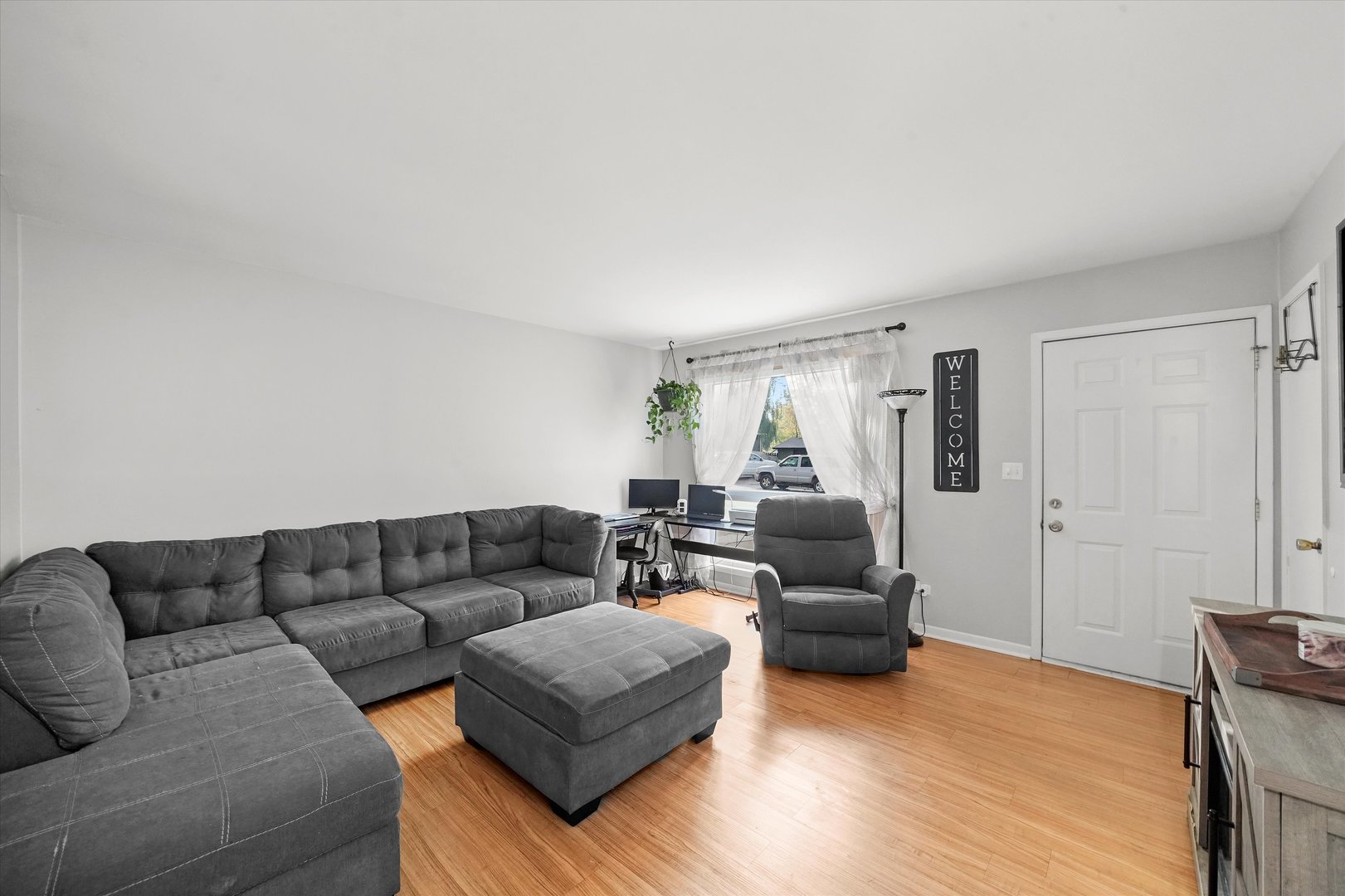 406 Cahill Road Streamwood, IL 60107 - Photo 6 of 22 a living room with furniture and a couch