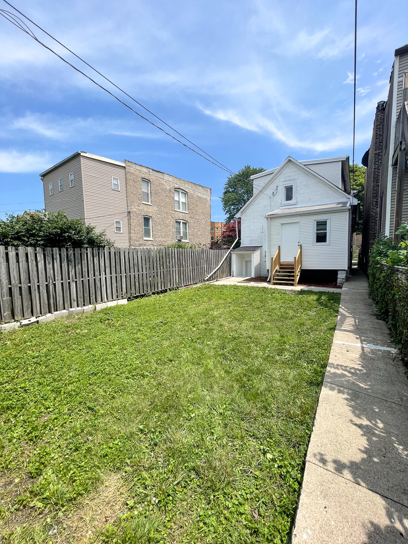 7046 South Wabash Avenue Chicago, IL 60637 - Photo 30 of 41 a house view with garden space