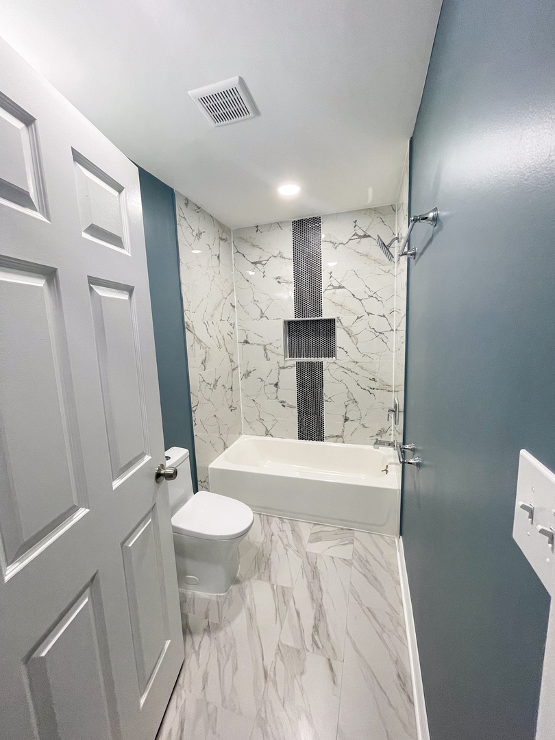 7046 South Wabash Avenue Chicago, IL 60637 - Photo 4 of 41 a bathroom with a sink toilet and shower