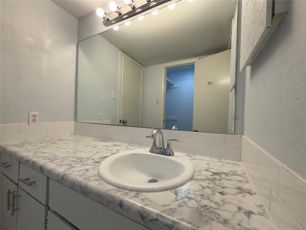 145 Trellis Place Richardson, TX 75081 - Photo 10 of 14 a bathroom with a sink and a mirror