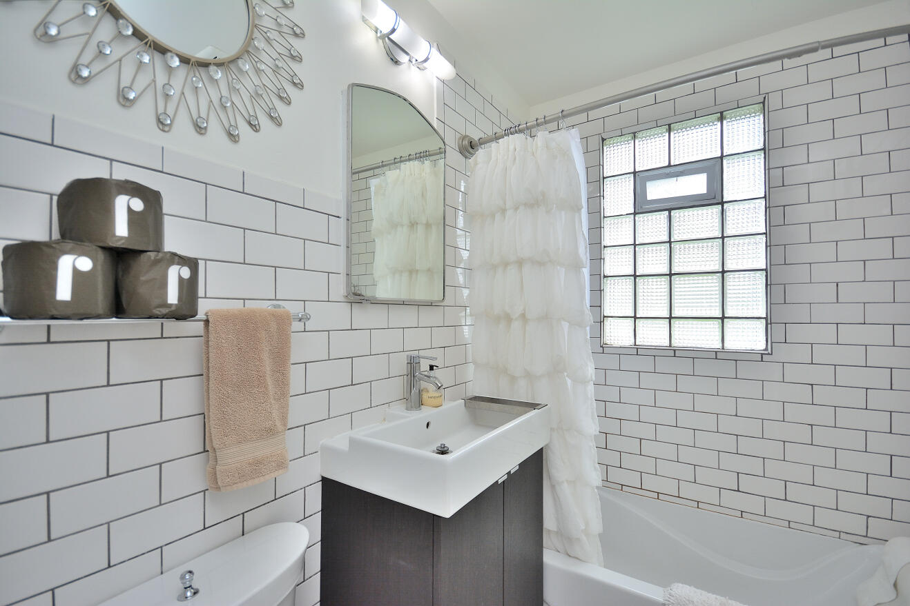 4909 West Galena Street Milwaukee, WI 53208 - Photo 8 of 31 BATH