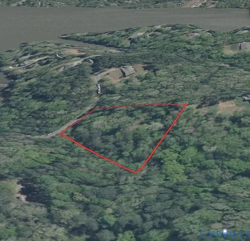 a view of a dry yard