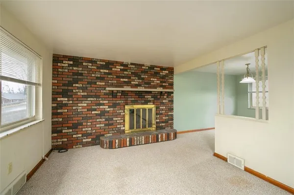 a view of empty room with window