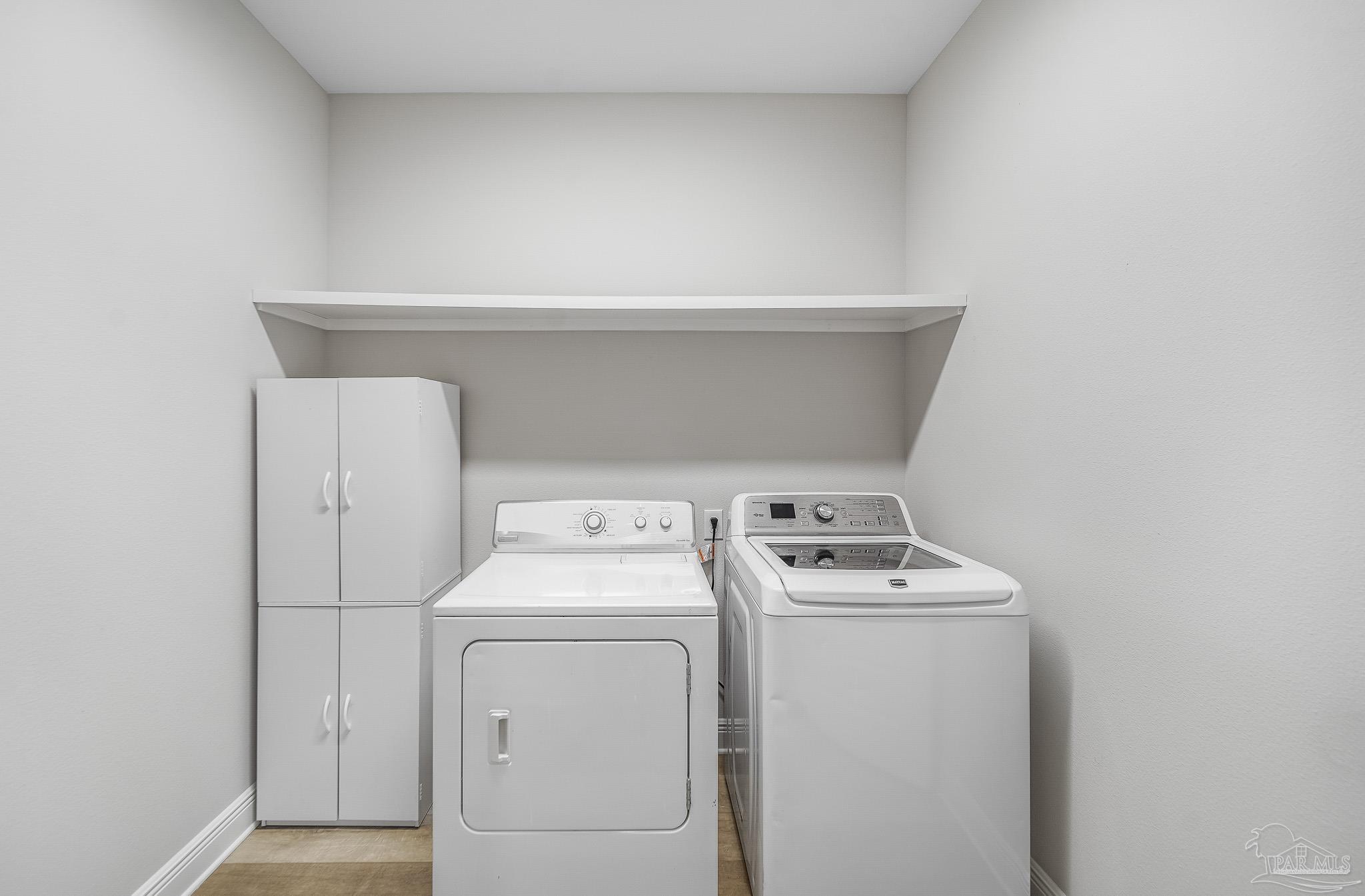 8977 Eureka Street Milton, FL 32583 - Photo 9 of 44 a utility room with dryer and washer