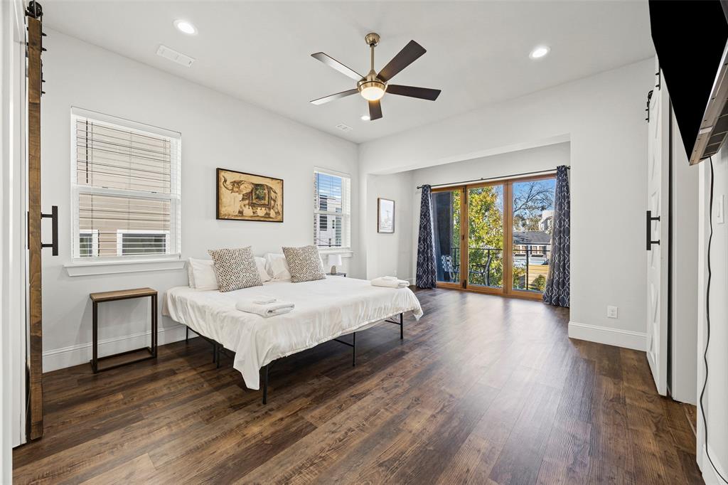 2011 North Prairie Avenue, Unit 2011 Dallas, TX 75204 - Photo 19 of 39 a living room with furniture and a large window