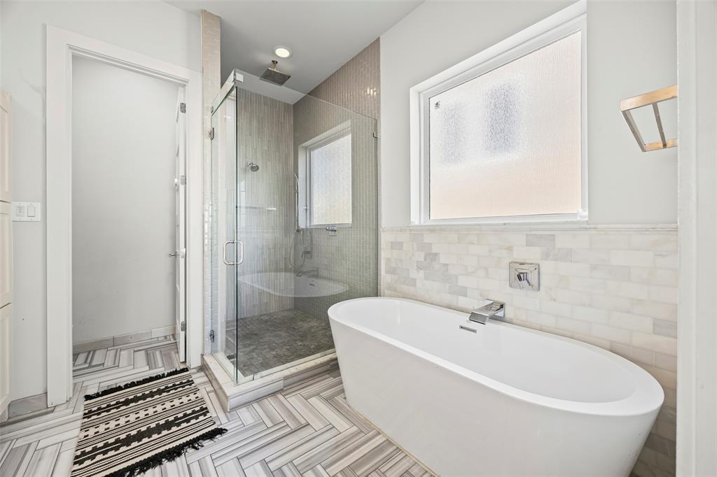 2011 North Prairie Avenue, Unit 2011 Dallas, TX 75204 - Photo 22 of 39 a white bath tub sitting next to a shower