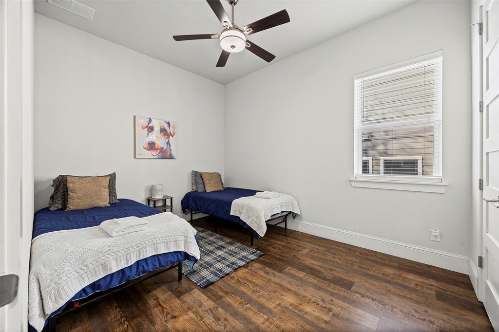 2011 North Prairie Avenue, Unit 2011 Dallas, TX 75204 - Photo 28 of 39 a spacious bedroom with a bed and a window