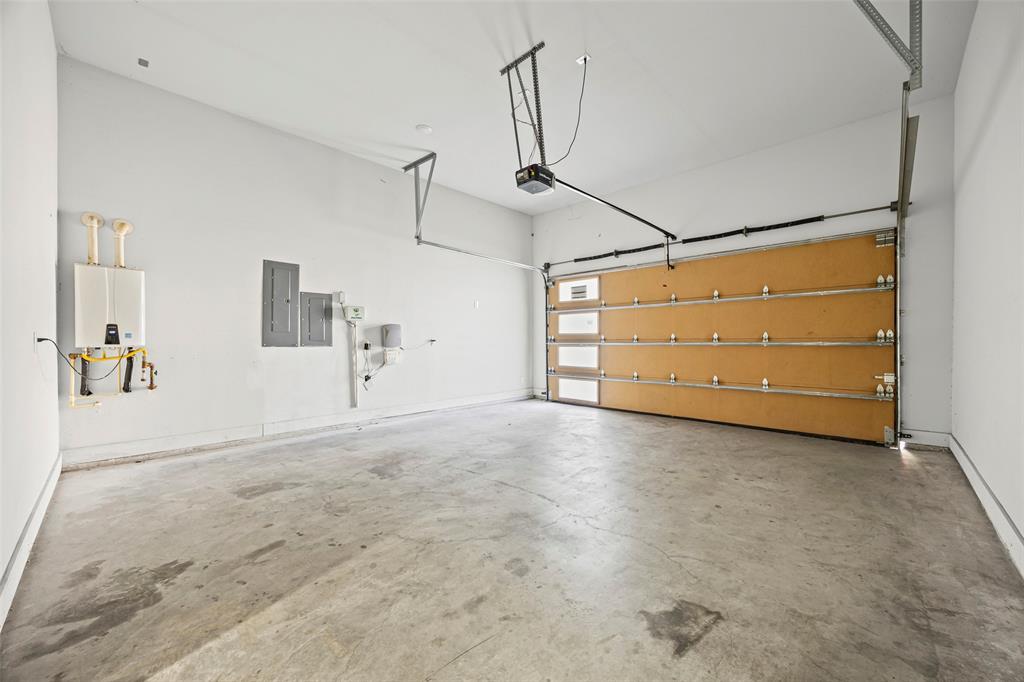 2011 North Prairie Avenue, Unit 2011 Dallas, TX 75204 - Photo 34 of 39 a view of a room with cabinet and mirrors