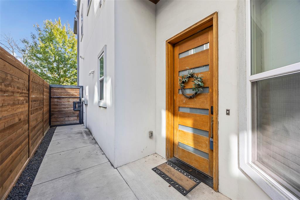 2011 North Prairie Avenue, Unit 2011 Dallas, TX 75204 - Photo 6 of 39 a view of a entrance door of the house
