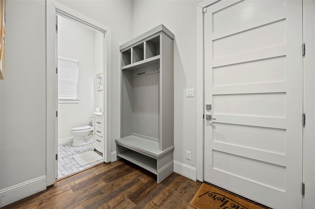2011 North Prairie Avenue, Unit 2011 Dallas, TX 75204 - Photo 8 of 39 a view of bathroom with shower