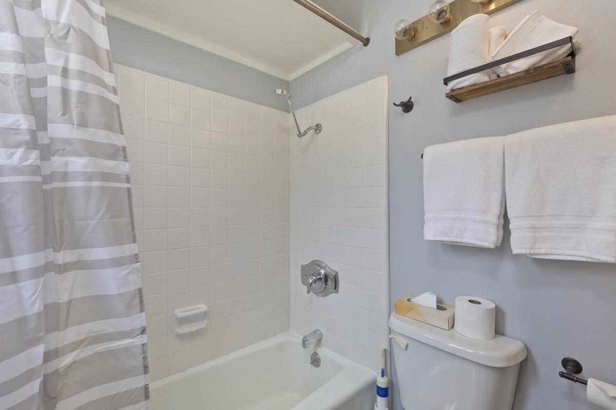 4 Kelley Road, Unit 5 Mammoth Lakes, CA 93546 - Photo 13 of 30 a bathroom with a toilet and a bathtub