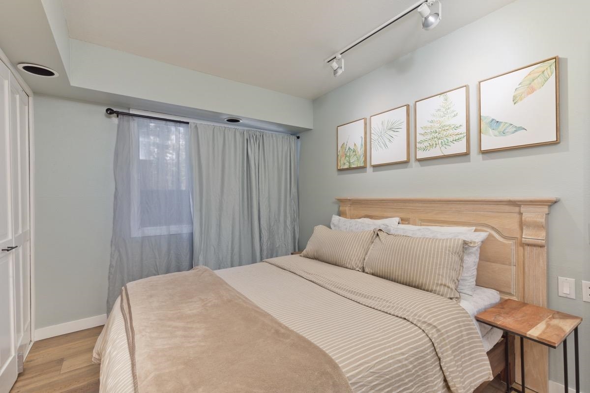 4 Kelley Road, Unit 5 Mammoth Lakes, CA 93546 - Photo 19 of 30 a bedroom with a large bed and a window