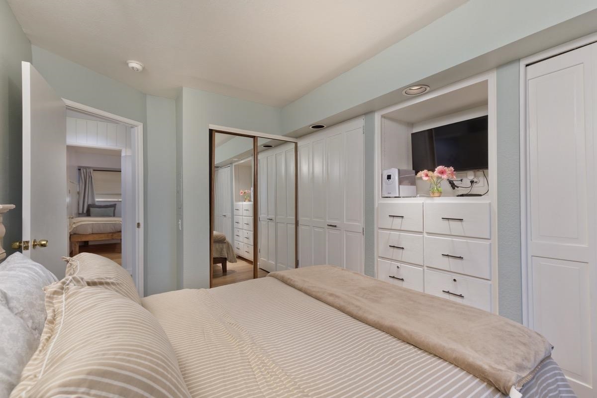4 Kelley Road, Unit 5 Mammoth Lakes, CA 93546 - Photo 21 of 30 a bedroom with a bed and a mirror
