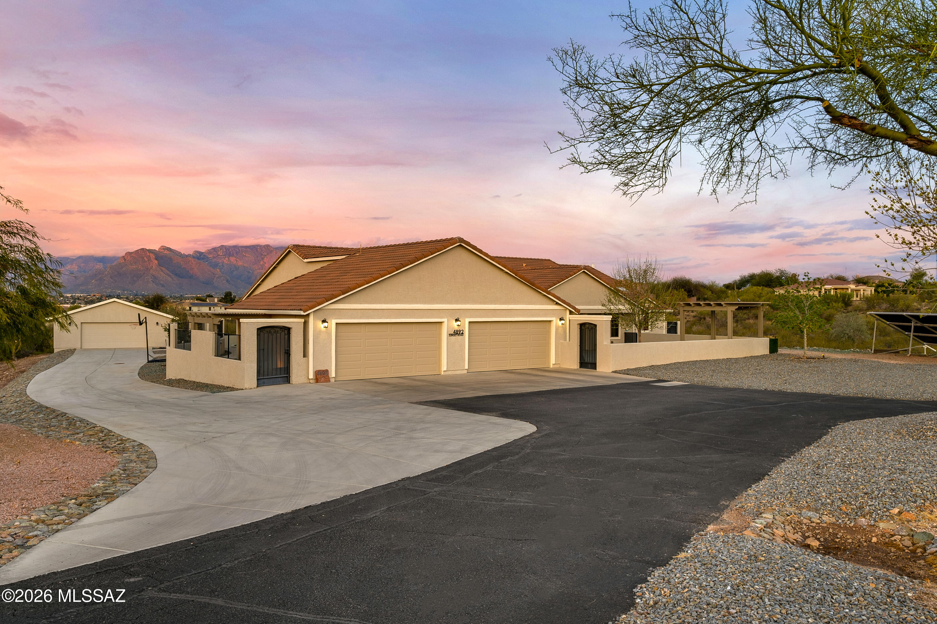 4892 West Sunset Road Tucson, AZ 85743 - Photo 4 of 45 4 Car Garage