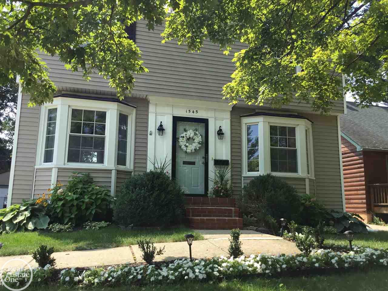 1545 Roslyn Road Grosse Pointe, MI 48236 - Photo 1 of 51 31357981.JPG
