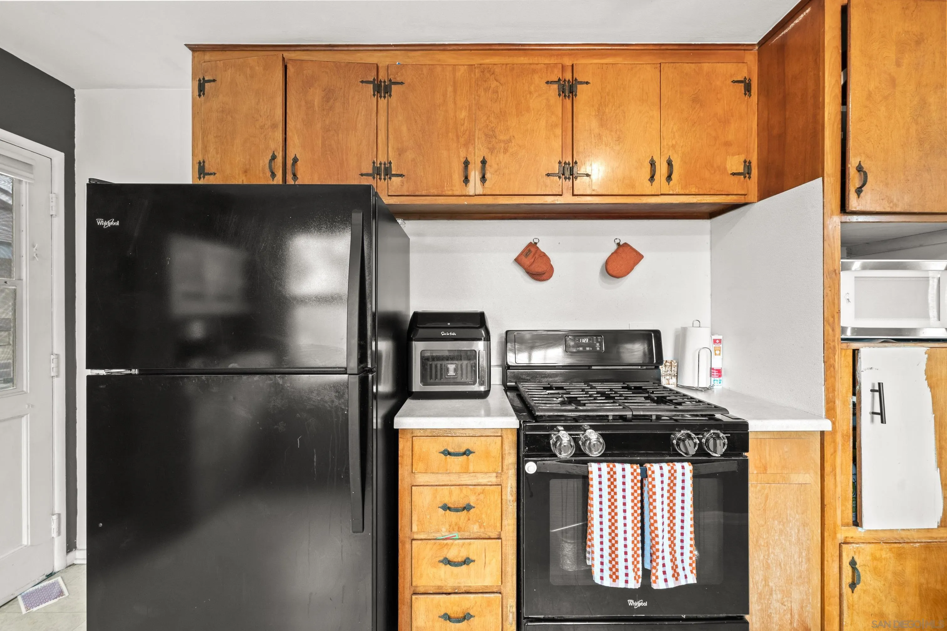 6656 Cathy Place Riverside, CA 92504 - Photo 24 of 49 a kitchen with stainless steel appliances a refrigerator stove and microwave