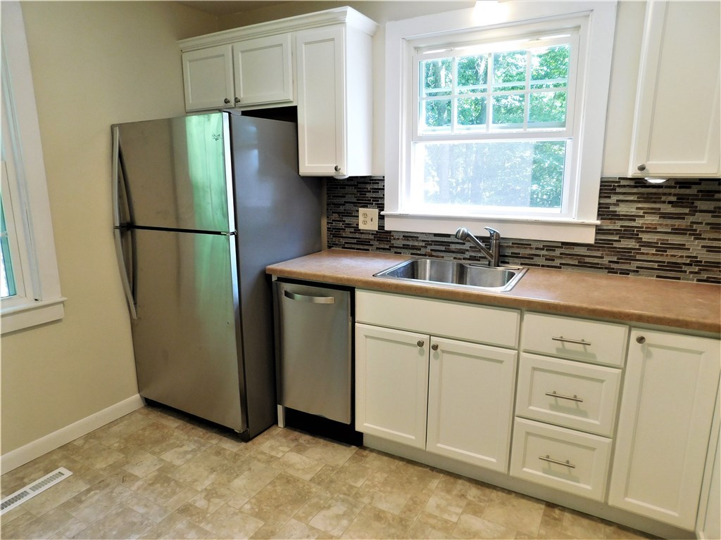 2 Edgewood Avenue Westerly, RI 02891 - Photo 12 of 39