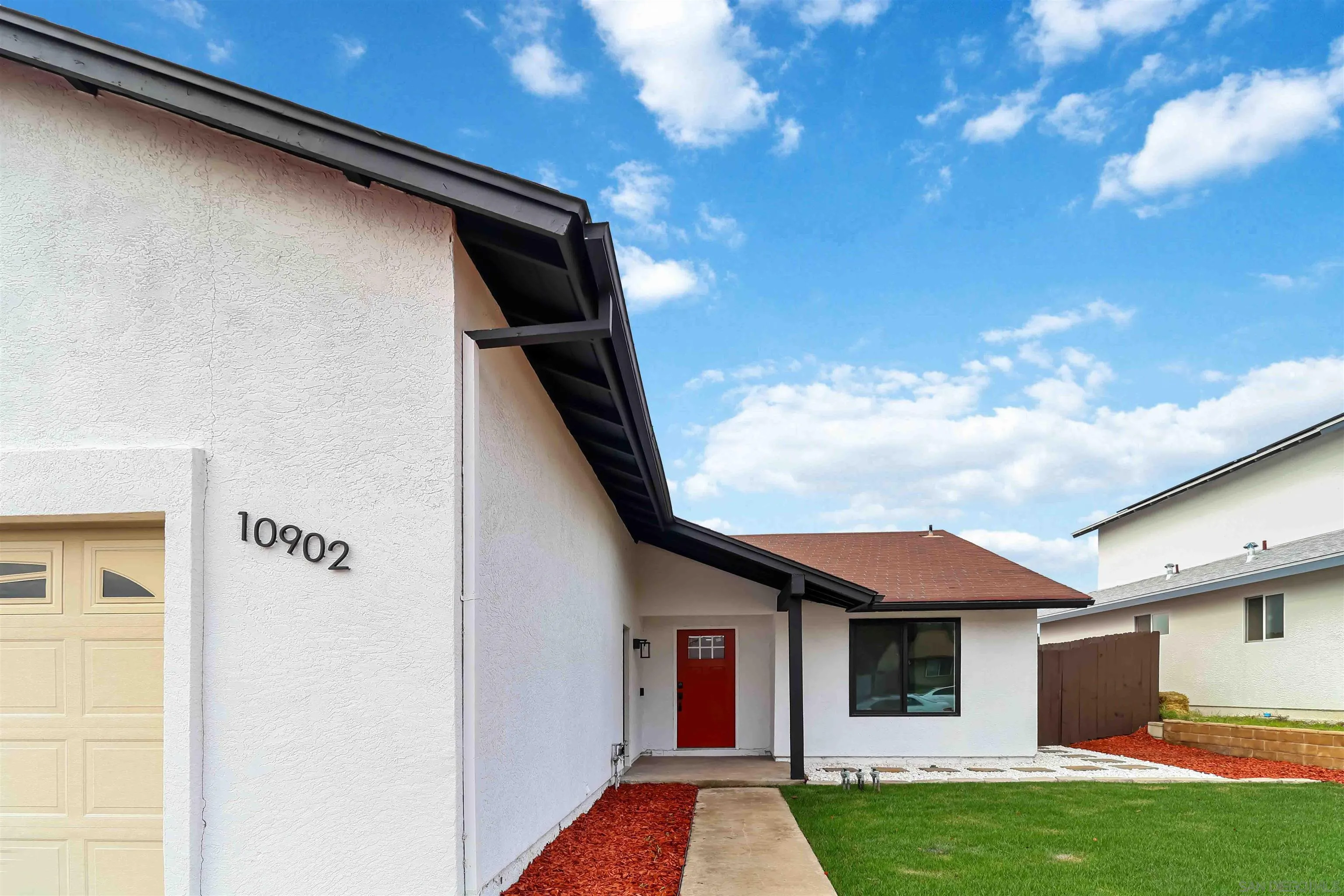 a view of backyard of the house