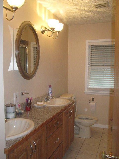 17341 Edinborough Road Detroit, MI 48219 - Photo 8 of 15 1st floor bath.JPG