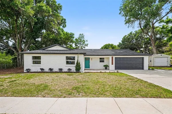 a view of a house with a yard