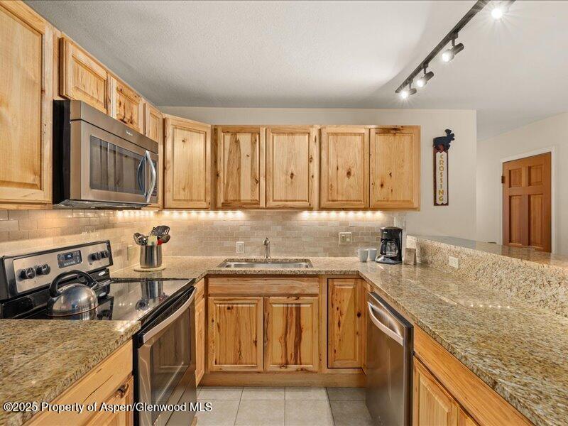 35 Lower Woodbridge Road, Unit 171 Snowmass Village, CO 81615 - Photo 6 of 12 06-35LowerWoodbridgeRd_T171_2507_0437