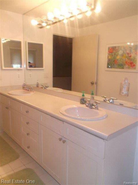 5577 Abington Road West Bloomfield, MI 48322 - Photo 19 of 25 Hall Bath