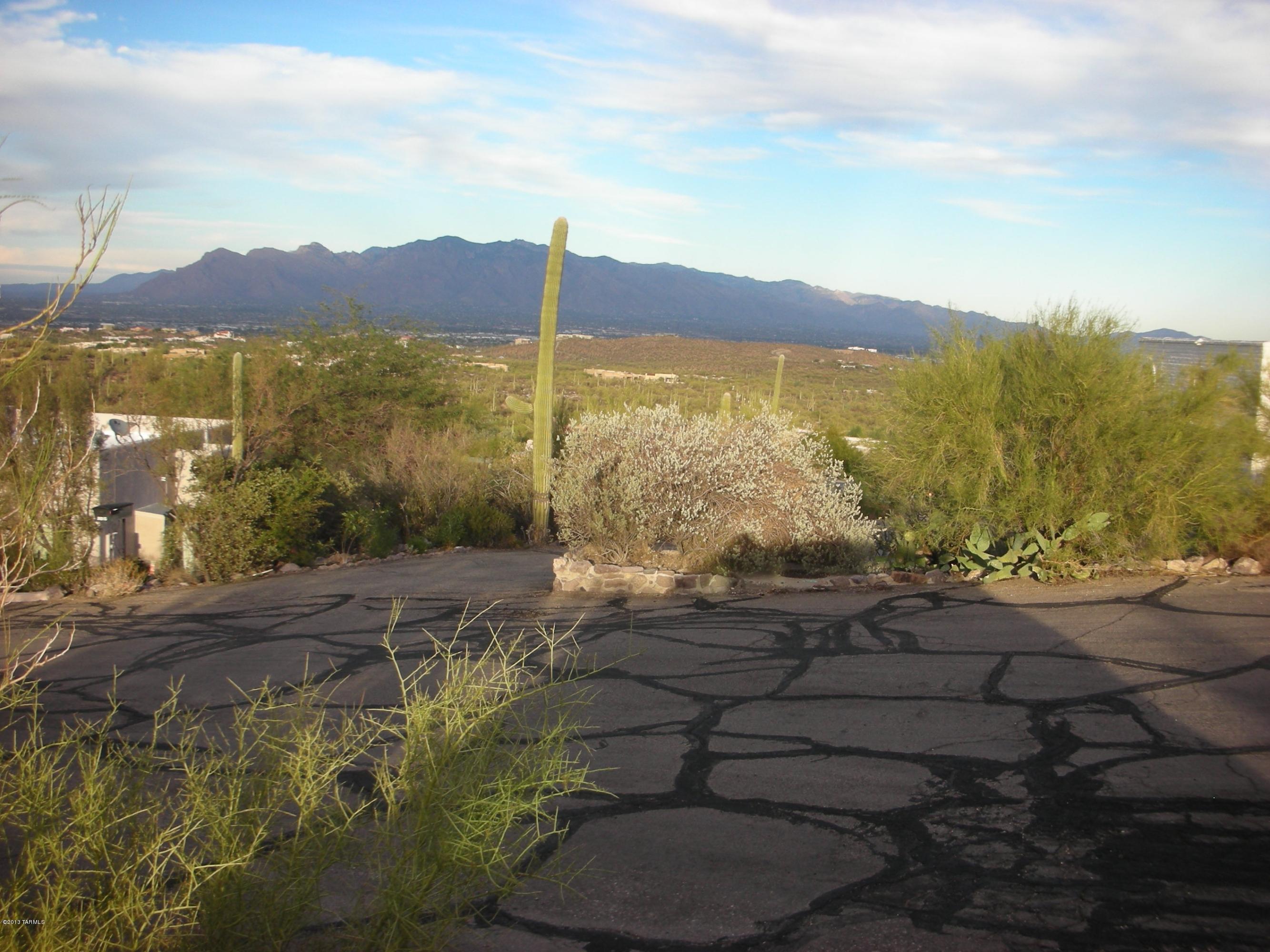 5025 North Vía Roma Tucson, AZ 85745 - Photo 7 of 10 a view of an ocean and a mountain