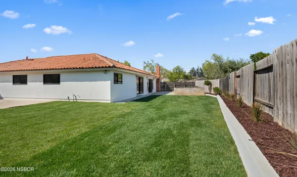 a view of a house with backyard